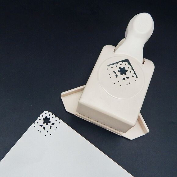 Martha Stewart Flower Shower Scallop Corner Paper Punch Large Stamp - Picture 1 of 5